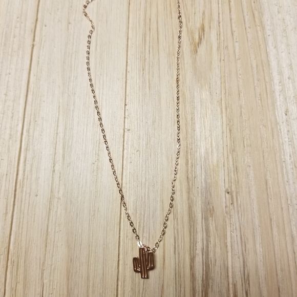 🌵Super Cute and dainty ROSE GOLD cactus necklace - Picture 3 of 6